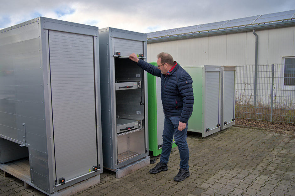 Brietzke präsentiert die verschiedenen Varia Boxen des Unternehmens