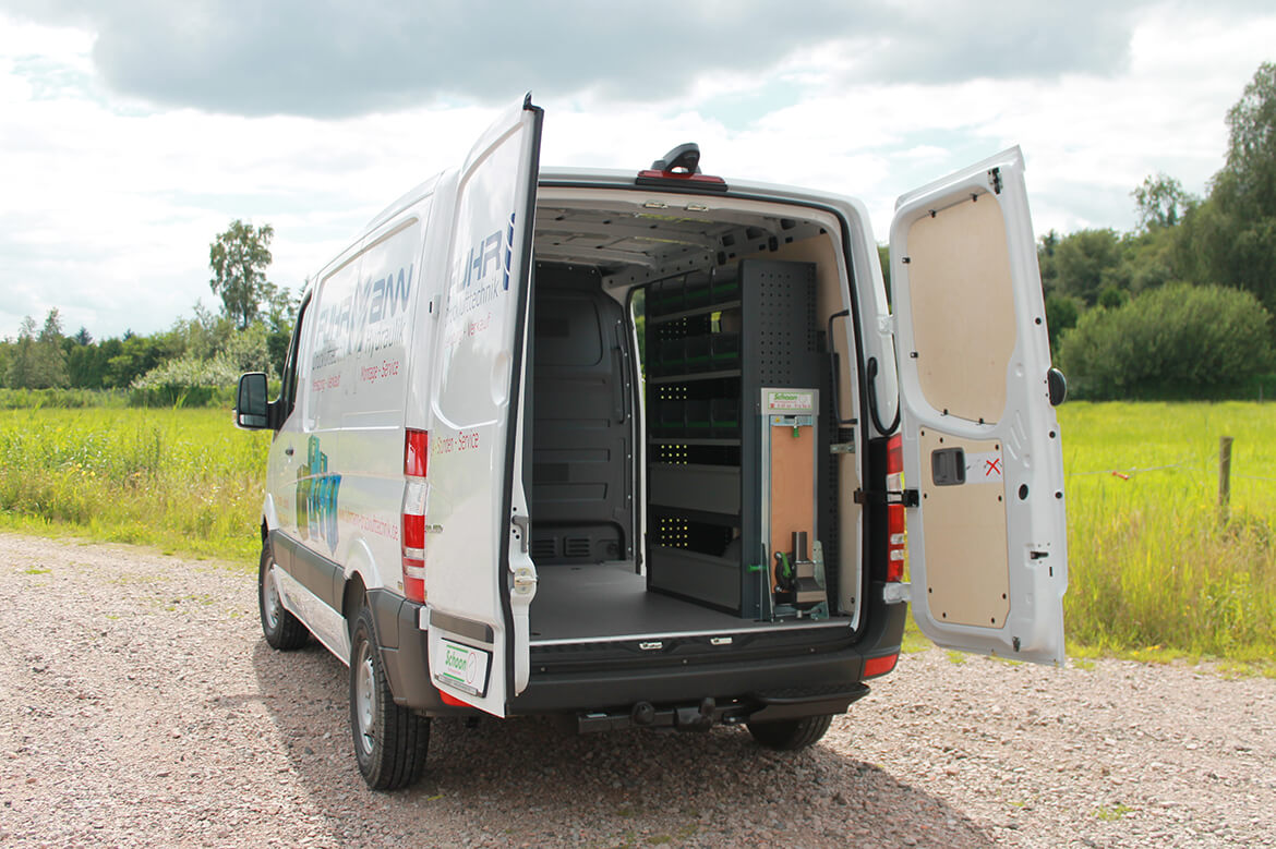 Montageservice Fahrzeug mit Schoon Fahrzeugeinrichtung, Beschriftung, Schraubstock